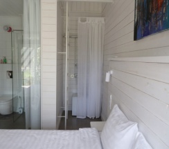 Однокомнатный с двуспальной кроватью и антресолью для сна детей в Blaga house design dacha