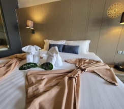 Двухместный номер Superior с видом на море двуспальная кровать в The Yama Hotel Phuket