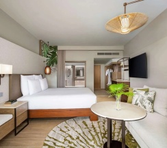 Двухместный номер Deluxe с видом на сад двуспальная кровать в Pullman Phuket Karon Beach Resort ex. Hilton Phuket Arcadia Resort