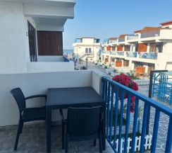 Двухуровневый ПОЛУЛЮКС с зоной отдыха на крыше и видом на бассейн в Santorini Family Club