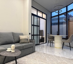 Современный пентхаус с панорамными окнами и террасой мечты, видом на море! в Как Дома 05