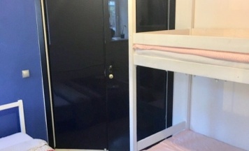 Четырехместный номер с 1 двуспальной или 2 односпальными кроватями в Instahostel