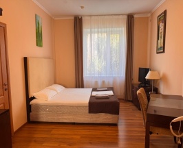 Семейный двухкомнатный улучшенный с двумя двуспальными кроватями и диваном в Алия