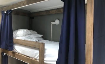 Кровать в 8-местном общем мужском номере (Удобства на этаже) в Lv.hostel