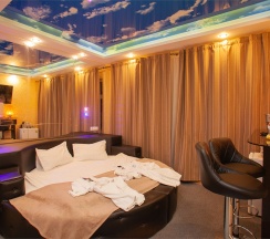 Улучшенный номер с большой круглой кроватью в Скайвью сити