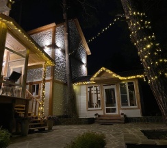 Коттедж с балконом и с красивым видом из окна в Events place