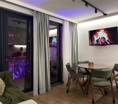 Дом «DOUBLE» с банным чаном на террасе в Luxe House