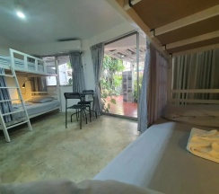 Кровать в общем номере (двуспальная кровать) в Home16 Hostel 16