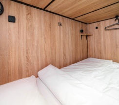 Кровать в мужском 8-местном номере (удобства на этаже) в Sleep box