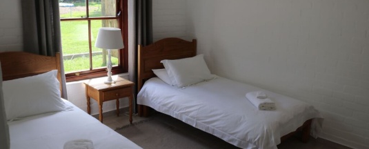 Четырёхместный коттедж с 2 комнатами 2 отдельные кровати в Goose Green Lodge