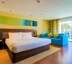 Четырёхместный люкс семейный с балконом в Отель Holiday Inn Resort Phuket Karon Beach by IHG