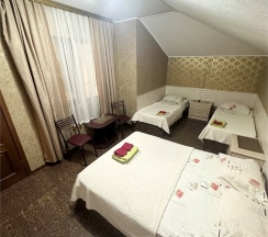 Cемейный номер с собственной ванной комнатой ( окно в коридор) в Guest house city center
