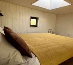 Уютный Tiny House с мансардным окном (Дом1). Заезд в 15.00, выезд до 12.00. в Sheluha house