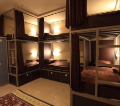 Кровать в общем номере с красивым видом из окна в Jero di Bisma Hostel