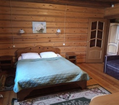 Двухместный номер в деревянном коттедже с камином в Колыба