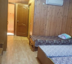 Четырехместный эколюкс с мансардным окном в Мама
