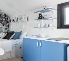 Белый дом с чаном в окружении леса в Timeless