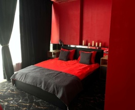 Красный номер в Hotel Black out