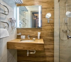 Двухуровневый люкс в Wood House