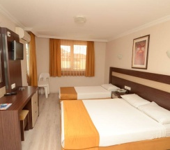 Трёхместный номер Standard c 1 комнатой с балконом в Enki Hotel