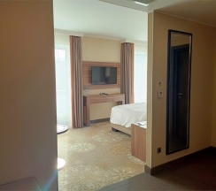 НОМЕР БИЗНЕС-КЛАССА С БОЛЬШОЙ КРОВАТЬЮ (KING SIZE) И ВИДОМ НА ГОРОД в Doubletree by Hilton Tyumen