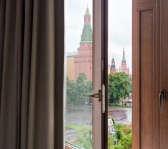Номер люкс посольский с 1 двуспальной кроватью в Four Seasons Hotel Moscow