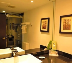 Четырёхместный номер Standard в Edward Hotel North York