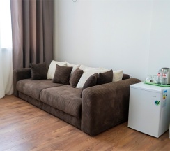 Двухкомнатный номер Люкс на трех-четырех гостей с балконом видом на море (корпус Б) в Оптимист