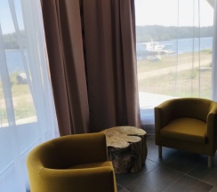 Коттедж с 2 комнатами с красивым видом из окна в Ригола