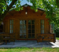 Двухместное бунгало с видом на сад двуспальная кровать в Отель Family Holiday