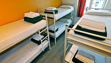 Кровать в общем номере в Plug Inn Boutique Hostel