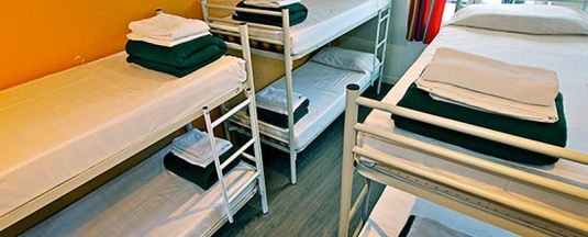 Кровать в общем номере в Plug Inn Boutique Hostel
