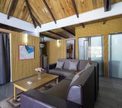 Кровать в общем номере в Club Fiji Resort