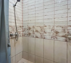 Двухместный номер с мини-кухней, двуспальной кроватью и ванной комнатой. в Goldie Home