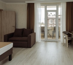 FAMILY JUNIOR SUITE с боковым видом на море и бассейн в Эмеральдика