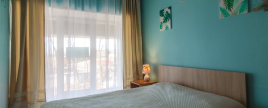 Семейный номер с двуспальной кроватью с видом на море. в Nice Hostel
