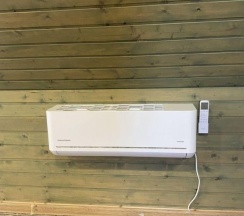 Коттедж с балконом и с красивым видом из окна в Дом на Волге