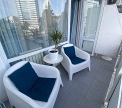 Двухместный номер с открытым балконом и боковым видом на море в Joy apartments