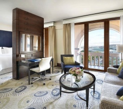 Номер Гранд Премьер с видом на Кремль в Four Seasons Hotel Moscow