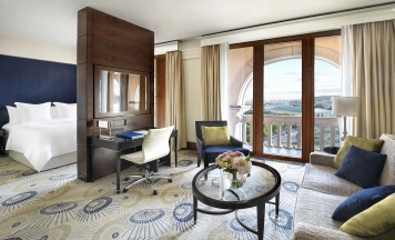 Номер Гранд Премьер с видом на Кремль в Four Seasons Hotel Moscow