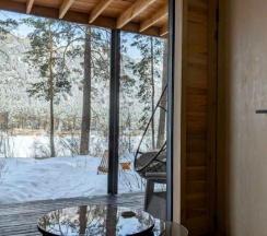 Большой зеркальный куб с отдельной спальней №0 для 2-4 гостей в Август