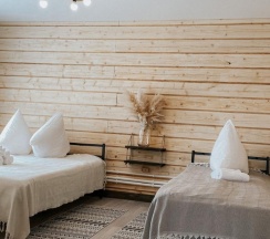 Трехместный номер с двуспальной и односпальной кроватью в Шум ручья