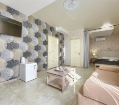 Полулюкс (одна двуспальная кровать и диван) в Nairi