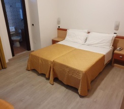 Двухместный номер Standard с частичным видом на море двуспальная кровать в Hotel Tilmar