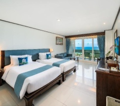 Двухместный номер Deluxe с балконом и с видом на море 2 отдельные кровати в Andaman Beach Suites Hotel