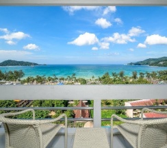 Двухместный номер Deluxe с балконом и с видом на море двуспальная кровать в Andaman Beach Suites Hotel