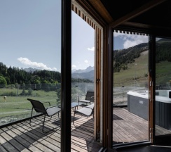 Люкс Каллисто с балконом и с видом на горы в Moon2