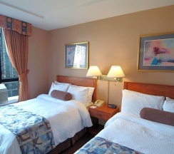 Четырёхместный люкс в Ramada Limited Vancouver Downtown
