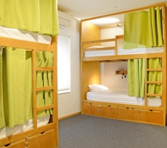 Кровать в общем номере в Peach Hostel & Suites