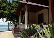 Бунгало seafront в Jungle Hut Bungalows & Hotel